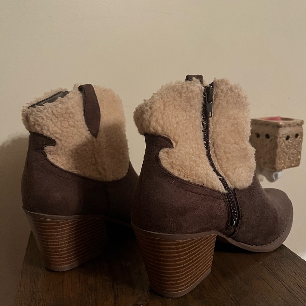 Cozy Brown Ankle Boots with Shearling Lining